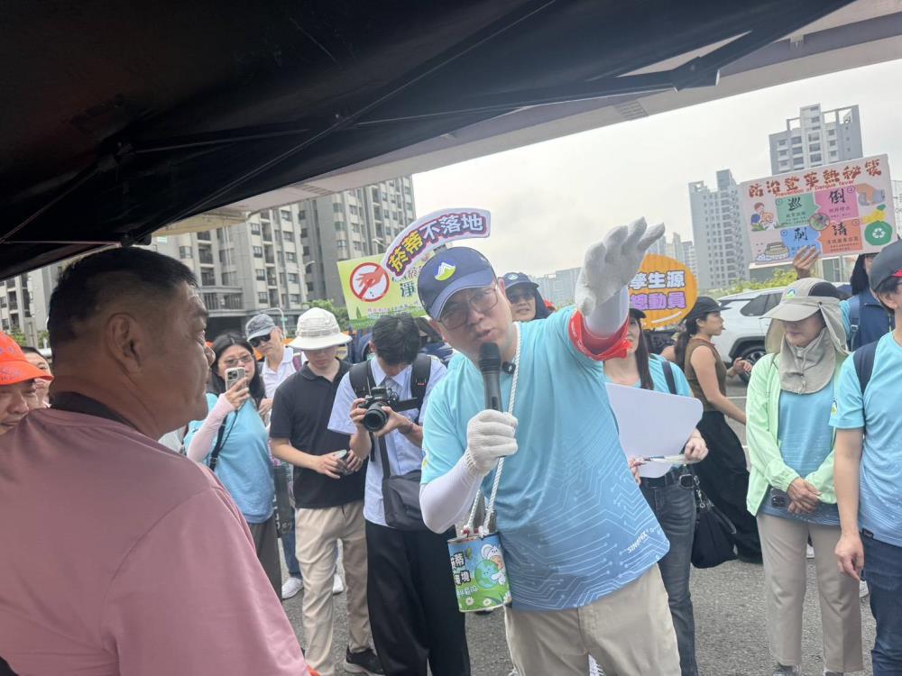 0418-環境部彭啓明部長向香燈腳宣導「巡、倒、清、刷」歩驟重要性.jpg