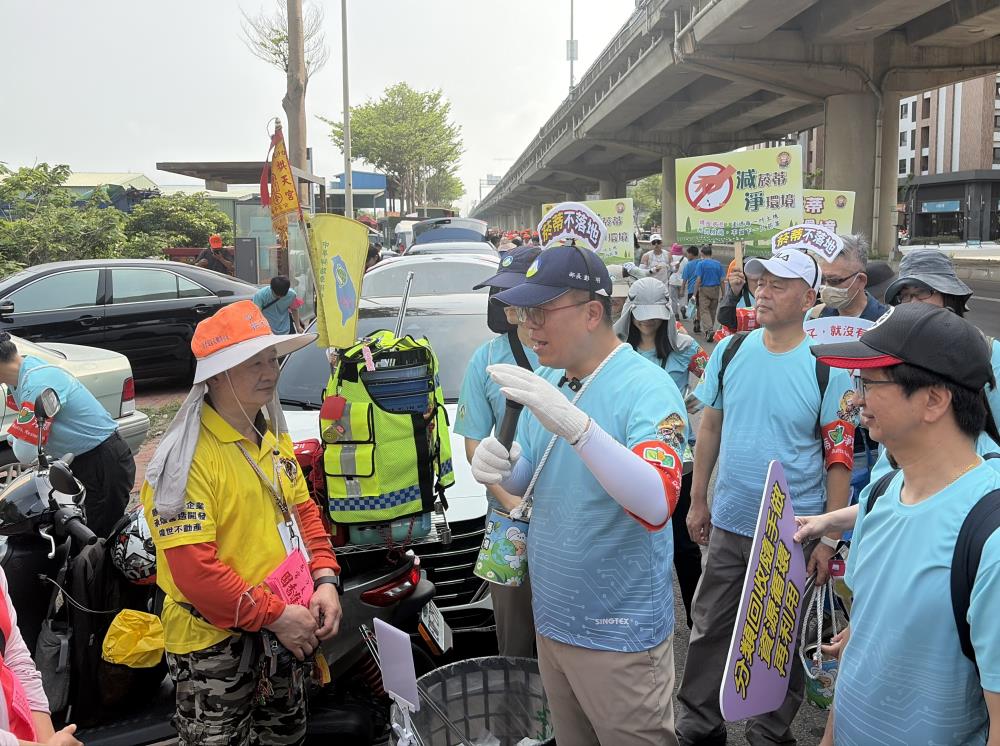 0418-.彭部長與現場志工交流並宣導菸蒂不落地.jpg