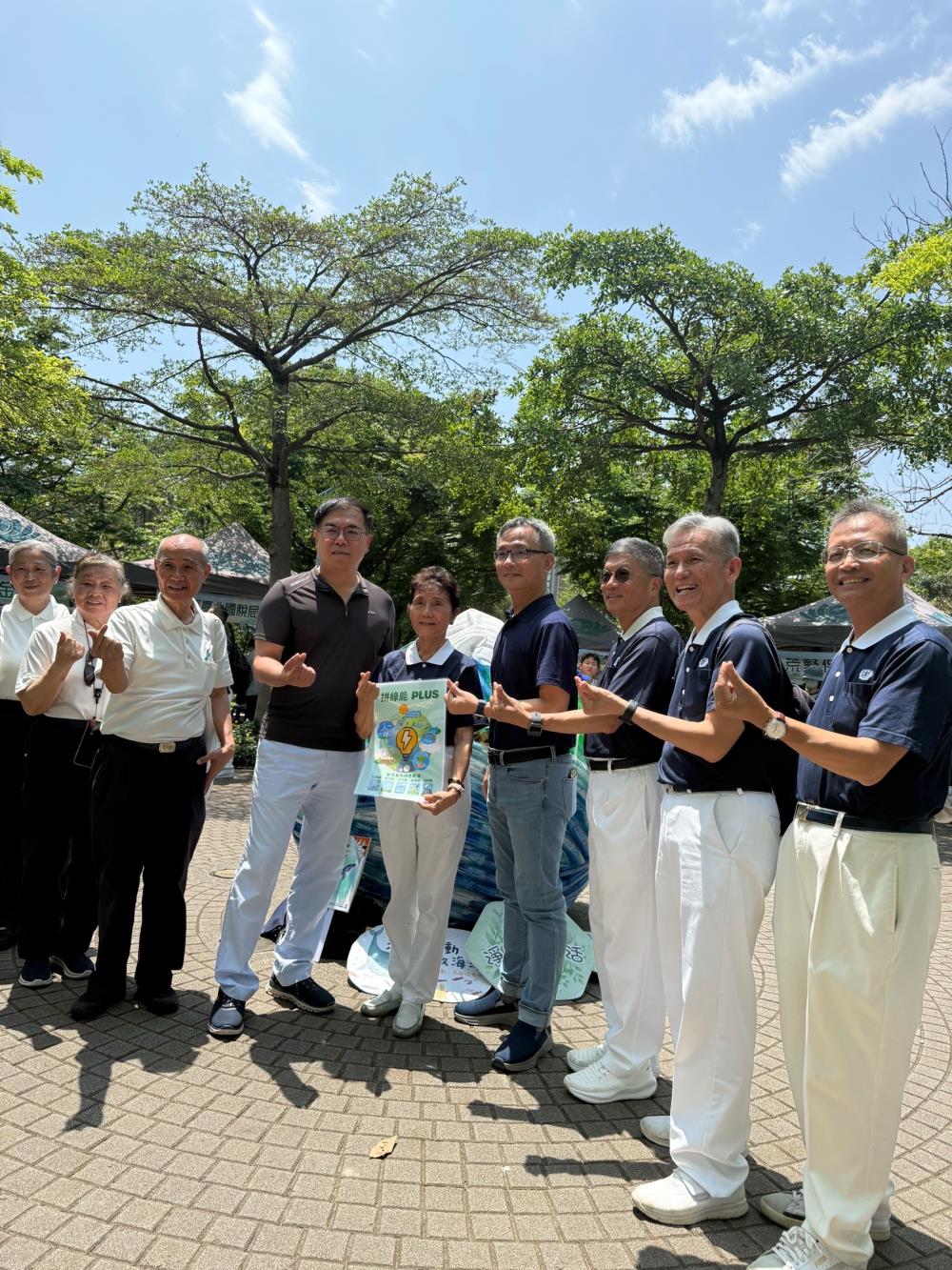 0419.彭部長與張副市長參訪慈濟攤位.jpg