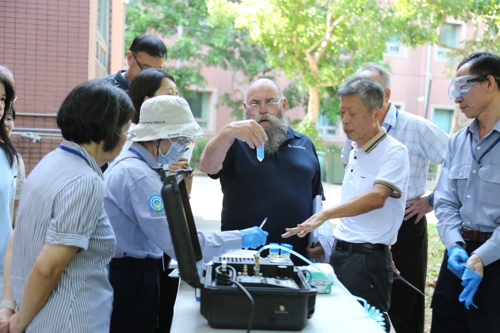 0423.03_評鑑專家於戶外實地評鑑地下水採樣作業.jpg