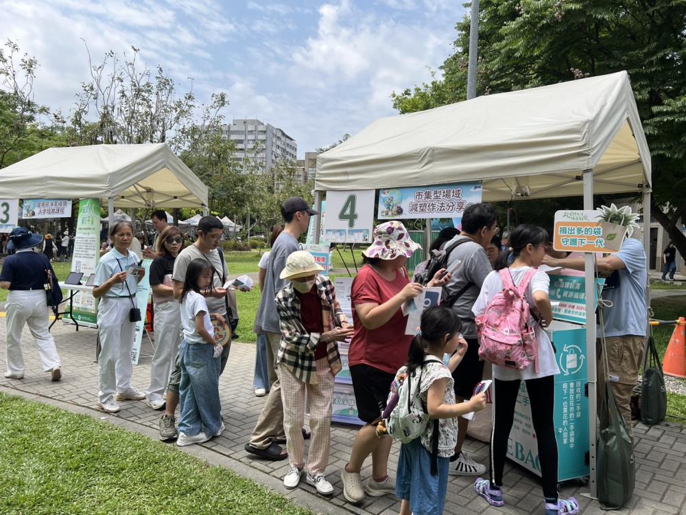 1786850343988637.jpg 0423.-1150419大安森林公園「綠能 永續護 地球 蔬食無痕家庭日」活動宣傳袋袋箱傳相關措施.jpg