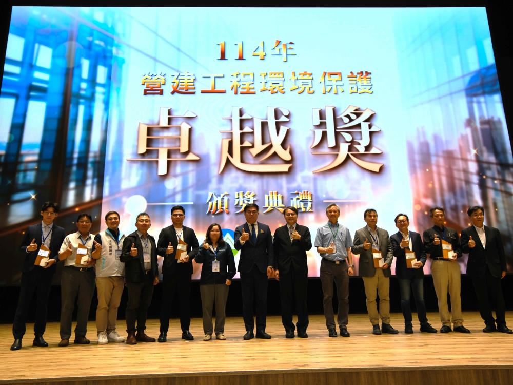 0428新聞相片_環保卓越銀級獎合.jpg