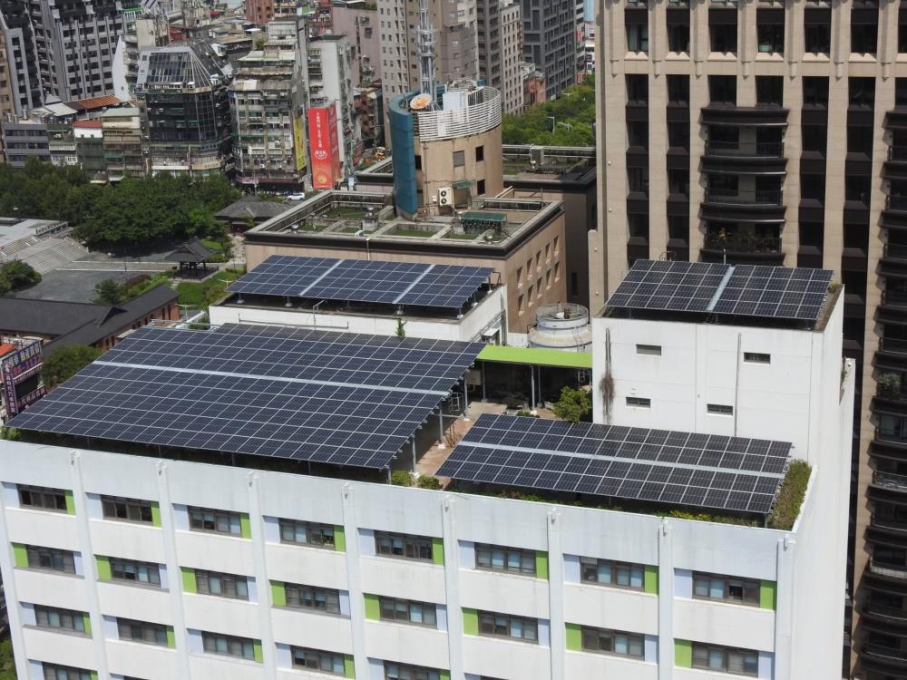 0428.-新聞相片_空間蛻變_從空中花園轉變為太陽能發電屋頂，自111年9月20日起併聯發電.jpg
