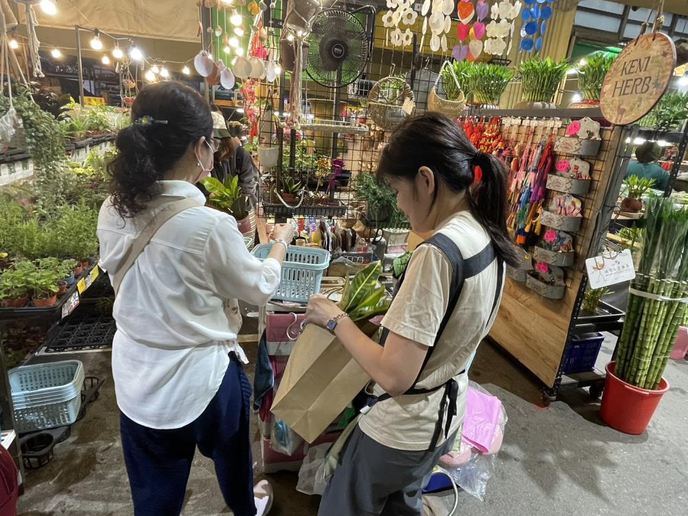 1787479805264888.jpg 0514.臺北建國假日花市民眾自備購物提袋或使用二手袋.jpg