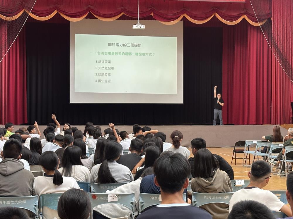 0521.國家氣候變遷對策委員會李根政委員與學生互動.jpg