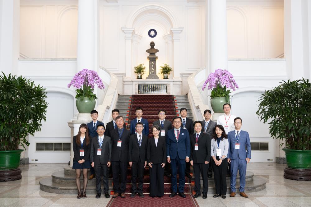0525.01_114年模範環保專責人員至總統府晉見合照.jpg