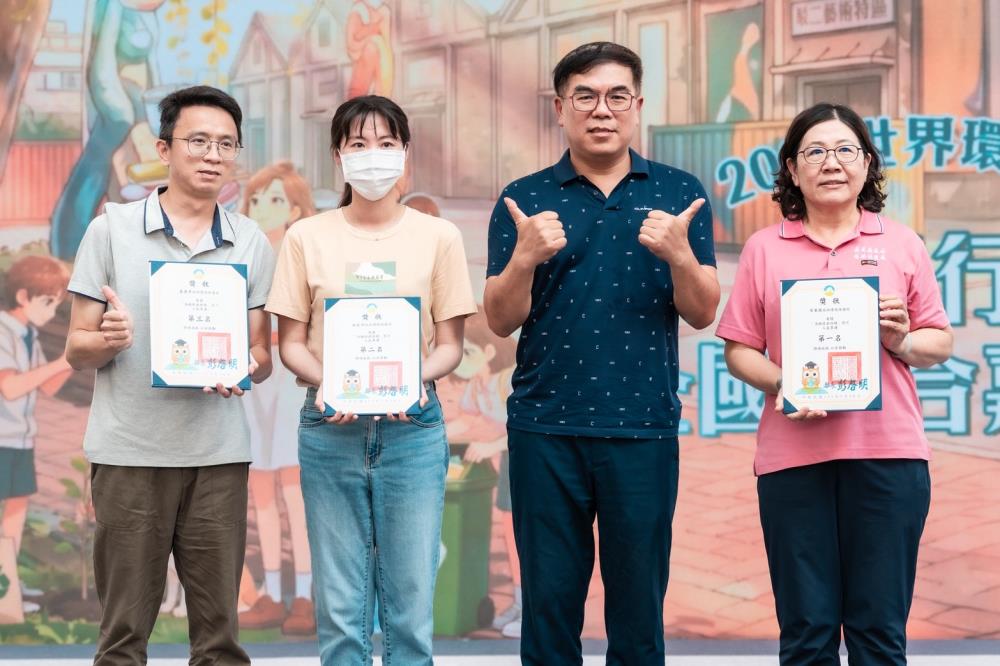 1787494873272973.jpg 0530「為地球出任務」影片網路人氣獎前3名縣市頒獎合照.jpg