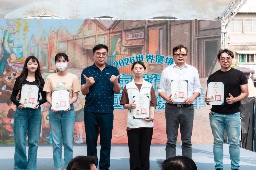 1787494913163525.jpg 0530「為地球出任務」影片專業評選獎佳作縣市頒獎合照.jpg