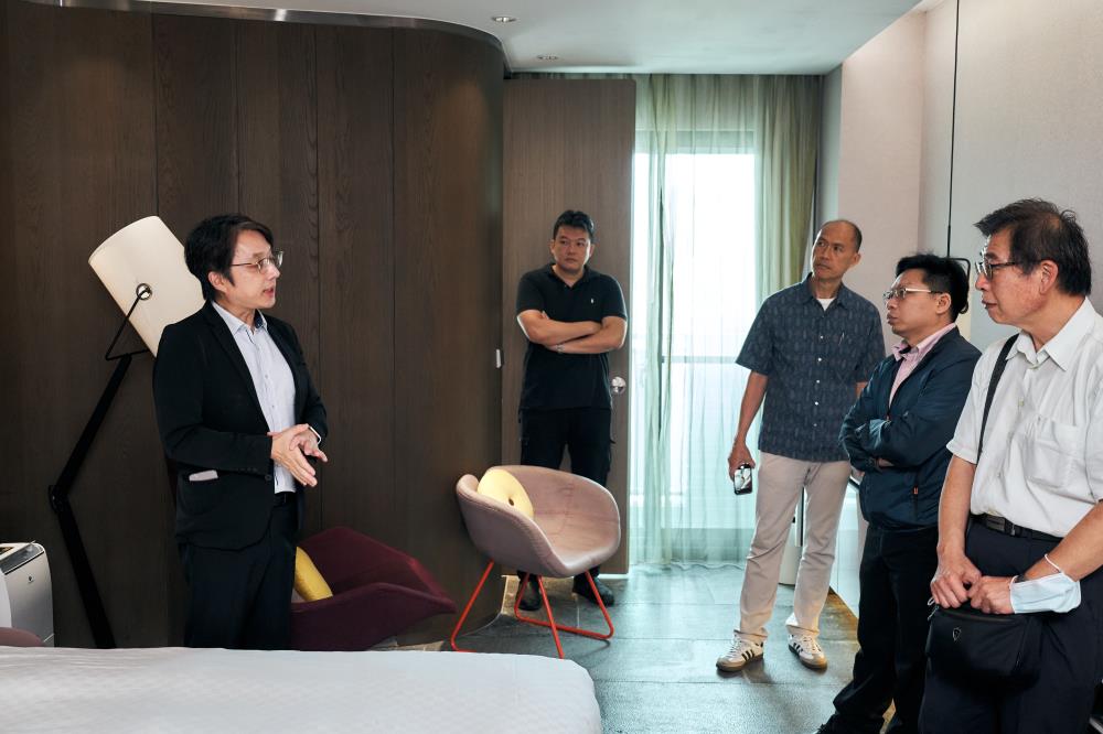 0603.-北投老爺酒店温志偉總經理親自於客房分享節能、省水措施.jpg